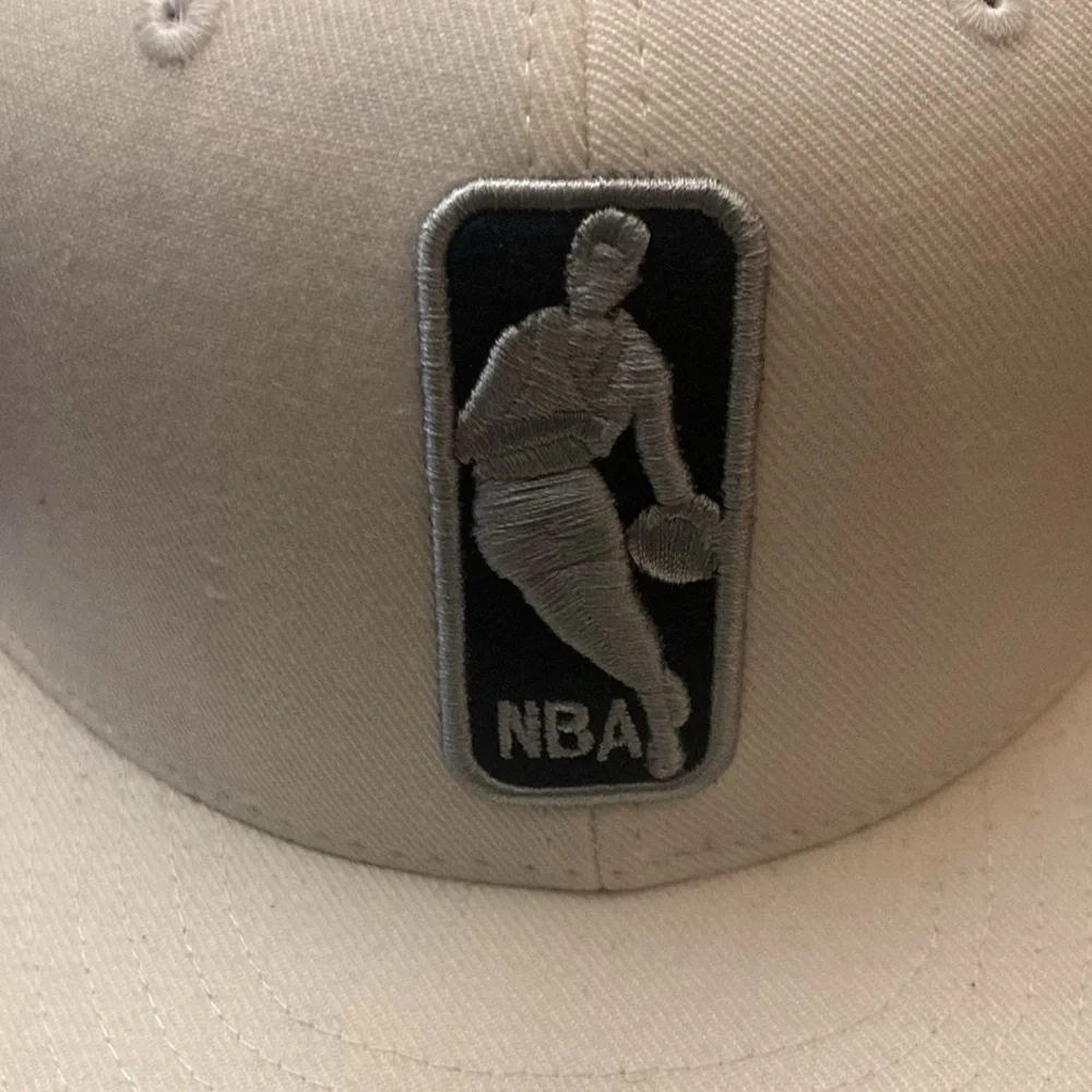 NWT NBA‎ Cream and Black Fitted Cap. Dallas Mavericks backhit. Size 7-7/8